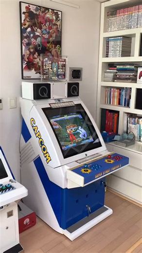 If you played Capcom arcade games in the ’90s, you probably remember seeing the Q Sound logo during the opening screens. Back then, I was really curious about what it actually meant, but there was no easy way to find out. I finally understood it years later after buying a Capcom Q GrandAm 25 cabinet.Most standard arcade cabinets simply output the mono sound signal from JAMMA directly without a dedicated amplifier. But this cabinet came with a separate amp designed specifically for stereo input. 