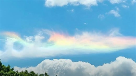 Mesmerizing: Stunning Footage Shows Rare Clip Of “Rainbow Clouds”