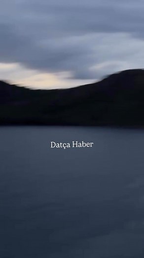 SON DAKİKA Simge Aybey: Aktur Yolunda Araç Denize Uçtu: 1 Yaralı İlk belirlemelere göre, Datça–Aktur yolunda bir araç virajı alamayarak denize uçtu. Olay, akşam saatlerinde meydana geldi. Sürücüsünün direksiyon hâkimiyetini kaybettiği değerlendirilen araç, edinilen bilgilere göre kıyıdan metrelerce aşağıya savruldu ve sürücü yaralandı. İhbar üzerine bölgeye itfaiye, 112 Acil Sağlık ve Sahil Güvenlik ekipleri sevk edildi. Olayla ilgili inceleme sürüyor. | Datça Haber Gazetesi