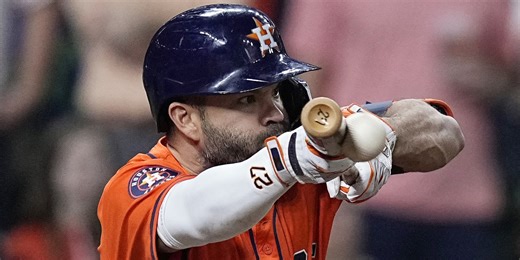Altuve's wheels (bunt, 300th SB) keep Astros rolling in pivotal 7th