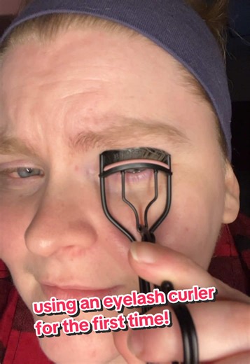 First Time Using an Eyelash Curler: A Beginner's Guide