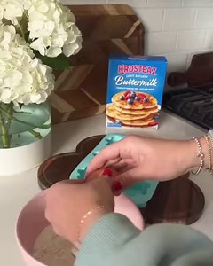 PANCAKE MUFFINS! These are such a fun option for a quick and easy breakfast. So tell us: What are you putting in yours? 👇 To make six muffins, you’ll need: - 1 cup Krusteaz Buttermilk Pancake Mix - 1 egg - 1/2 cup milk of choice 📸: Chelsee Hood | Krusteaz