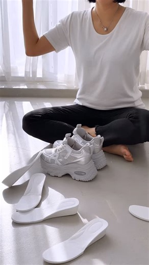 할리샵 l 여성신발 l 여성슈즈 l 신발쇼핑몰 on Instagram: "시티 스니커즈 9cm (903C5) 할리샵 사계절 베스트 스니커즈✨ 항상 잘나가는데엔 이유가 있어요! 속굽 3cm 와 전체 9cm 키높이 효과로 피로감 없이 멋스러운 라인 완성💗 반짝이는 큐빅으로 밋밋하지 않은 할리샵 데일리 스니커즈 구경하러 오세요😘 #할리샵 #스니커즈 #키높이신발 #키높이스니커즈 #여성신발"