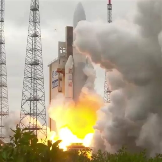 The #JamesWebb Space Telescope is the largest, most advanced, and most expensive telescope ever made and it was built to look further into the universe than ever before. 🔭 🌌 🚀 Learn more in #TopScienceStories2023, on #CuriosityStream 📺 https://curiosity.tv/bwtd6vb | Curiosity Stream