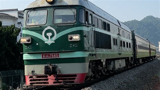 感觉这台东风4B怪怪的？哪里怪又说不上来…..