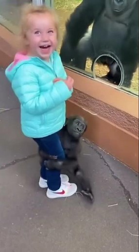 Cute baby hold the legs of girl and very happy 🎉🎊💥