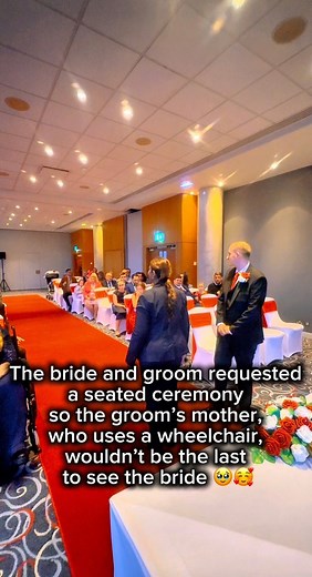 735K views · 5.2K reactions |  SINGING LUCY DOWN THE AISLE TO SHAUN  凉凉凉 The sweetest couple to sing for  They requested a seated ceremony so Shaun’s mother, who uses a wheelchair, wouldn’t be the last to see Lucy in her beautiful dress 﫶凉 #wedding #weddingsong #amazed #weddingsinger #engaged | Laura Mac - Wedding Singer. | Facebook