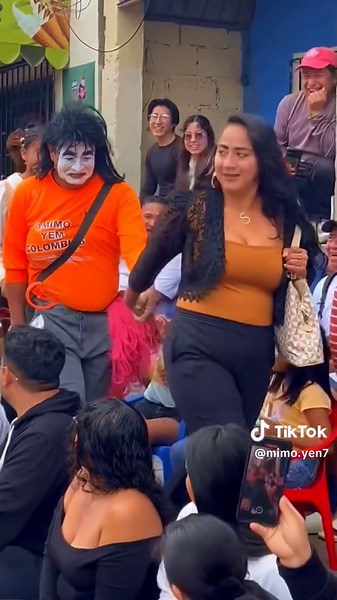 Hilarious Moment at the Parade with Manta and Mimo