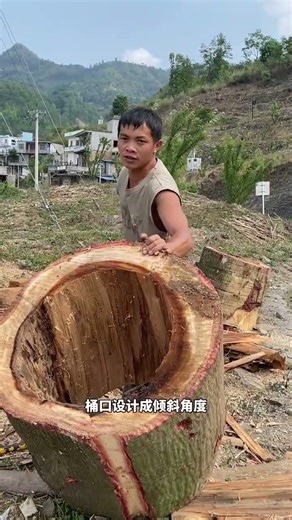 How do traditionally crafted beehives simulate the natural habitat of bees?