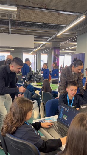 ✨ Logiscool në skenën kryesore të KosICT! 💻🎤 Scoolers prezantuan projektet e tyre të mrekullueshme dhe shpërndanë energjinë unike të Logiscool me publikun! ⚡🚀 Krenarë për kreativitetin dhe pasionin që sollën në këtë ngjarje të jashtëzakonshme! 💙 #Logiscool #KosICT #CodingFun | Logiscool Prishtinë