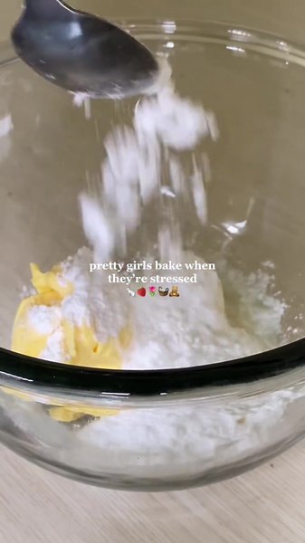 pretty girls bake when they’re stressed ⭐️🧸🧺🍪 #kitchencave #thekitchencave #aesthetickitchen #cleangirlaesthetic #cleangirlaesthetic #productivesunday #aesthetickitchen #cleangirlaestheticsunday #kitchen #aestheticgirl #hostingdinnerparties #cooking #chocolatechipcookies