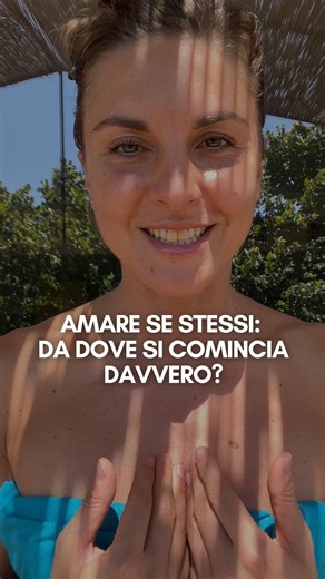 Prima di amare qualcun altro, devi imparare ad amare te stesso. Lo sentiamo dire dovunque ultimamente. Ma… cosa significa, davvero, amare se stessi? Esiste un manuale? Qualcuno ce lo ha mai insegnato davvero? Io, per anni, non avevo idea da dove cominciare. Così, un anno fa, ho deciso di farci un lavoro serio. Su di me. E da quel percorso — fatto di prove, errori, scoperte. Oggi voglio condividere 5 cose che per me hanno fatto la differenza: 1..Trattarmi con gentilezza. Così come tratto le perso