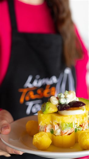 Apus Peru Adventure Trekking Specialists on Instagram: "Look at the girls from Apus Peru cooking delicious Peruvian meals! 🇵🇪✨ If you want to know more – or even join a cooking class in Lima – leave us a message and we’ll be happy to share all the details! 🔥👩‍🍳 #apusperu #cookingclasses #limaperú"
