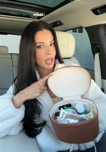 What's in my car bag 👜 I always keep @LOCCITANE 's shea butter hand cream to keep my skin hydrated and soft #loccitanepartner