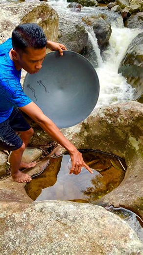 1.9M views · 19K reactions | gold discovery process | traditional gold extraction process | super material containing gold | gold nugget $1500 in bedrock crack ‼️⛏️ amazing #puregold #goldmine #goldhunter #goldprocessing #goldextraction #goldminer #goldpanning #goldhunting | Otriadi Goldminning | Facebook