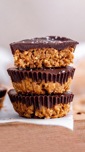Ben jij een pindakaasliefhebber? Check dan even dit recept! 🤤 Chocolade pindakaas koekjes met Wasa Knäckebröd van @juliemarieeats. 👀 Ingrediënten (voor 6) 4 knäckebröd 120 g crunchy pindakaas 60 gram honing 1 tl vanille-extract 100 g chocoladesnippers 5 gram kokosolie Bereidingswijze Begin met het knäckebröd in kleine stukjes te breken. Meng in een aparte kom crunchy pindakaas, honing en vanille-extract. Voeg het gemalen knäckebröd toe aan de andere ingrediënten en meng het goed tot een geheel