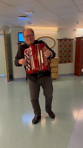 🪗HAN SJØLVESTE AAGE SOGN VAR PÅ «TURNE» PÅ LANDMO I DAG- INNOM FEM STEDER PÅ KORT TID 🪗 Takket være damene i Nordre Land bygdekvinnelag og Torpa helselag som delte seg på tre avdelinger- ble det kaffe og noe å bite i- og skravla gikk over kaffekoppen i godt selskap ! Dette ble en livat stund!!! Aage begynte «turnerunden» i gangen i andre etasje- så beboere fikk høre som ikke kunne komme inn- fortsatte i stua i 2 etg hvor det hadde samlet seg mange- før turen gikk helt på andre siden av Landmo-