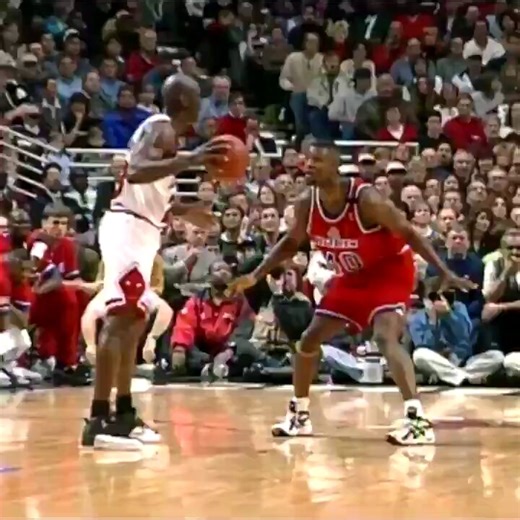 Il y a 29 ans Michael Jordan, un cigare à la bouche, demandait aux Bullets qui allait défendre sur lui avant d'en planter 55…Chris Webber : "Nous jouons chez eux, et il est là à la salle en train de fumer un cigare. Il fume ce putain de cigare avant la rencontre comme si c'était déjà plié. Donc Juwan et moi, nous descendons du bus et il nous balance : 'Qui défend sur moi ce soir ?' Et c'est là que tu es supposé dire : 'Man, ferme-là, on va vous battre.' et il a planté 55 points."🔥 55 PTS🔥 22/3
