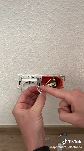 Comment câbler une prise informatique RJ45