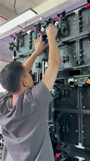 AC-100 outdoor stage LED panel: Patented top fast lock system for single person setup.