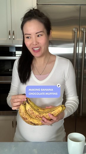 How to make banana muffins (with chocolate) #LearnOnTikTok #BananaMuffins #CookingWithKids #BakingWithKids #MomsOfTikTok #ChocolateLife