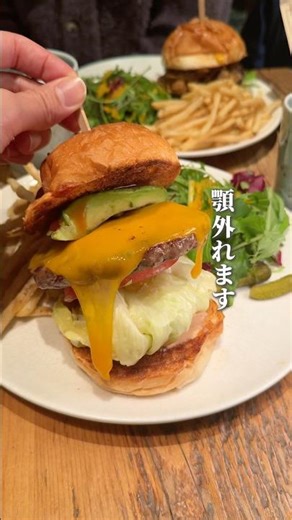 地下に広がる巨大なカフェ&バー