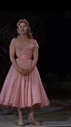 Kim Novak and William Holden in Picnic (1955)#kimnovak #williamholden #classicfilm #classicmovies #classicactresses #classicactor #classichollywood #FYP