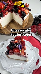 Patricia O Roccatti on Instagram: "Hola hola! 🧑‍🍳 Te comparto está delicia dePastel de Queso con Frutos Rojos. Cremoso, elegante y con un toque ácido que lo hace inolvidable. Ingredientes: BASE DE GALLETA: • 3 Tazas de galleta triturada • 180 g de mantequilla derretida • 4 C.de azúcar • 2 c. de vainilla RELLENO DE QUESO: • 350 g de queso crema • 140 g de azúcar • 7 g de grenetina • 1/3 Taza de leche caliente • 350 ml de crema batida • 175 ml de crema ácida • Frutos rojos al gusto (c/s) Prepara