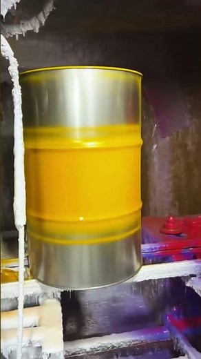 The painting process of two color paint buckets- Good tools and machinery make work easy