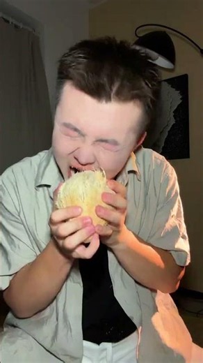 My roommate bought me a box of coconuts. Although I was touched, I still can’t forget my ex-girl