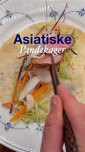 16 wraps til under 10 kr! Her er min opskrift på Asiatiske pandekager som kan fyldes med alle slags lækkerier. Husk at gemme opskriften! Du vide aldrig hvornår du få brug for de lækre pandekager. 💾 Gem opskriften og del den med dine venner og familie. 🎥 Find den længere video på min YouTube-kanal, hvor jeg går i dybden med teknikkerne og opskriften. Husk at abonnere, så du ikke går glip af fremtidige episoder! Ingredienser: 340 g mel 2,5 dl kogende vand 2 spsk olie (plus ekstra til pensling) F