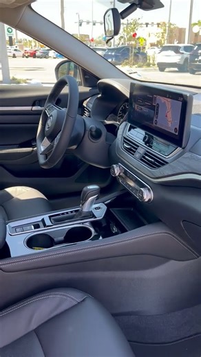 Nissan Altima: Walk Around off Camera