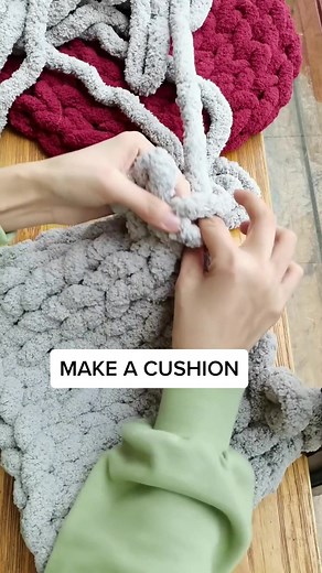 Time for a little slowdown, made a small cushion.🥰 #handknitcushion #chunkyknitcushion #crochetwithmyhands #easyhandknit #handmadecushion #crochettutorialforbeginner #lovecrochetingtime #petlovers