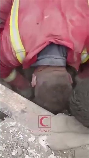 Iranian_Red_Crescent_team_rescues_a_man_trapped_under_rubble_after_USIsraeli_air_1s23e3p