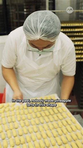 Ever wonder how Bengawan Solo makes its famous kueh lapis legit and pineapple tarts? 8dayseat visits the homegrown chain’s central kitchen with its founder, Anastasia Liew, and her son Henry, where preparations are in full swing to churn out Chinese New Year goodies! Other than the ubiquitous cute oblong pillow-shaped pineapple tarts, Bengawan Solo also offers more premium round pineapple tarts that are super in-demand. You might be lucky enough to find it at the chain’s festive retail tent outs
