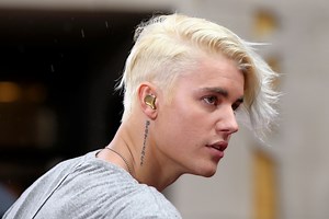Bieber berates NBC cameraman for shooting too close to him