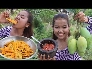 Wow yummy 🤤 shake green mango with spicy chili salt and yummy eating | SIS Cooking TV