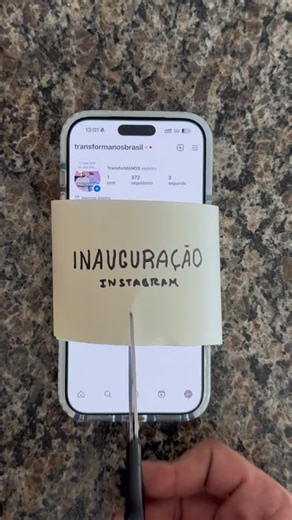 TransforMANOS on Instagram: "inaugurou. ✂️🎀 @transformanosbrasil agora é oficial, nasceu o @transformanosbrasil. a gente juntou o olhar criativo do @ideiasdiferentes com a execução afiada do @roberto_bete pra transformar casa de verdade, com projeto + obra, do início ao último detalhe. 🛠️✨ a gente pensa, planeja, escolhe, organiza, executa e entrega, com prazo, com método e com aquele capricho que dá vontade de rever o antes e depois mil vezes. 🏠💛 e o nome não é só nome, Transformanos é “man