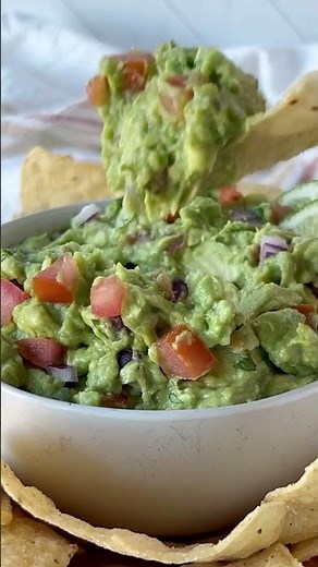 HOMEMADE GUACAMOLE | Easy 5-Ingredient Recipe