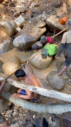 Super power..!!! how do we move a 500 kg boulder to dig for gold material..??? #Super #power #howto #How #dolar #doa #weather #weather #moveon #lifting #lifted #bouldering #stone #diamond #together #tips #traditional #digging #foryoupageシ #gold #oro #material #minerals #trend #fb | Nopelindo Karnopa Railis