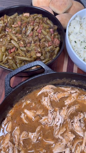 Luke Brown on Instagram: "This One Pan Chicken & Gravy is an easy and delicious 30 minute dinner! INGREDIENTS 1 lb chicken breasts Salt, pepper, garlic powder 3 tbsp butter 3 tbsp flour 2 cups chicken broth 1/2 tsp each of salt, pepper, oregano, and thyme 1 tsp each of paprika, onion powder, garlic powder INSTRUCTIONS Cut chicken breasts in half lengthwise to make them thinner. Season the chicken with some salt, pepper, and garlic powder (I don’t use exact measurements for this part). In a skill