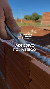Este adhesivo polimérico de alto rendimiento permite unir bloques y ladrillos de forma rápida y eficiente. Su aplicación es sencilla, reduce los costos hasta un 45% por metro cuadrado y es más sostenible, utilizando hasta un 95% menos agua. Ideal para proyectos que requieren rapidez y eficiencia. #AdhesivoPolimérico #ConstrucciónSostenible #EficienciaConstructiva | Design Expert
