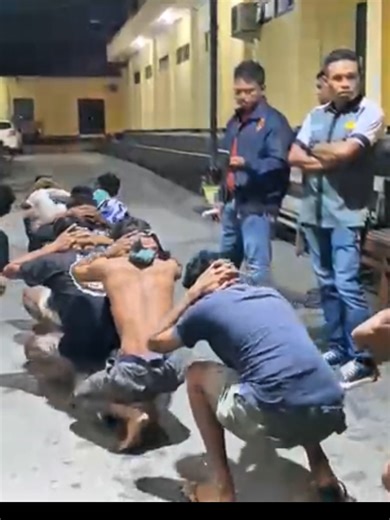 TEGAS TAPI TETAP SAYANG WARGA: AMANKAN TAWURAN, POLISI ANTAR PULANG ADIK-ADIK HINGGA DEPAN RUMAH 🛡️🤝 ​Tadi malam ada laporan masuk soal tawuran di Oesapa. Daripada jatuh korban, Sat Samapta Polresta Kupang Kota langsung turun tangan amankan situasi. ​Ada 24 orang yang sempat dibawa ke kantor untuk diperiksa. Tapi liat dulu sisi humanisnya, pas pagi hari su tenang, anggota pake Truk Dalmas antar itu adik-adik pulang satu per satu sampai di rumah masing-masing di Jalan Suratim. 🚛💨 ​