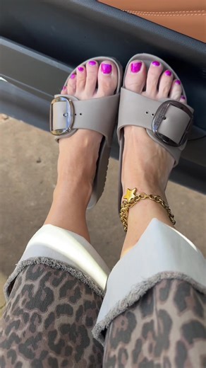 Birkenstock Madrid, big buckle waterproof sandal with arch support. Perfect slip on sandals that great for the pool and beach for the summer. #Birkenstock #BirkenstockMadrid #BirkenstockSandals #sandals #womenssandals