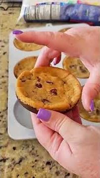 Day 2 of posting cookie cakes until I get good at them or hate them 💛🩷