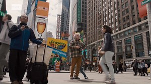 De Belgische Magnum-fotograaf Harry Gruyaert groeit in de jaren vijftig op in een streng katholiek gezin in Vlaanderen. Van zijn vader, die werkte bij Agfa Gevaert, mag hij geen fotograaf worden omdat dat zondig zou zijn. Hij besluit zo snel mogelijk weg te gaan en trekt als kleine Antwerpenaar naar Parijs. Hij werkt er in de reclame en begint te reizen. Dat is meteen een openbaring. Plots ontdekt hij de vrijheid in een wereld van licht en kleur. Zijn honger naar sterke beelden valt niet meer te