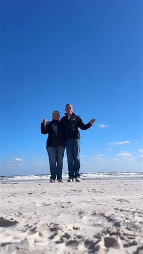 These 5 🤯 secrets that make it work was one of our top 5 best of Simple Purposeful Living Posts👇🏻 — 1️⃣ We picked a low-pressure holiday with built-in time off. The 4th is casual, most people already have the day off, and there’s no big family tug-of-war. It makes saying “yes” simple. 2️⃣ Same time. Same place. Same place to stay. No endless group texts. No debates. That consistency removed decision fatigue… and kept it easy. 3️⃣ Whoever can come, comes. No pressure. No guilt.That open invite