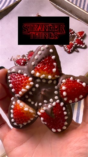 Stranger Things snacks but make them sweet and spooky 👀🍓 These Strawberry Demogorgons are the easiest treat for a watch party! Here’s how to make them: 1️⃣ Slice strawberries in half. 2️⃣ Dip the cut side into melted chocolate. 3️⃣ Use melted white chocolate, marshmallow fluff, or icing to dot on creepy little “teeth.” 4️⃣ Let them set… then serve to your favorite Hawkins crew. They’re creepy, cute, and way easier than fighting an actual Demogorgon 😅✨ #strangerthings #watchpartysnacks #hallow