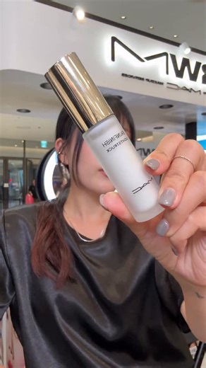 방방이 Sukjung Bang on Instagram: "✨💎🌜💜✨ #맥소속직원 다이아몬드 달빛 물광 하이라이터 #macskinfinishliquidhighlighter #lilachaze ✨ 건조해지는 계절에 수분감으로 마무리 할 수 있는 멀티 리퀴드 하이라이터로 다양하게 사용해 보세요☺️✨✨✨ 001 브러쉬로 촉촉하게 촉 촉 💭 . . . . . #맥 #리퀴드하이라이터 #하이라이터추천 #mac #maccreator #highlighter #makeup @maccosmeticskorea @maccosmetics"