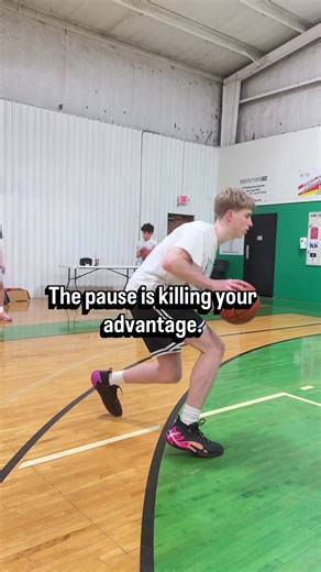 Every pause gives the defender time to think. That’s why this sequence works: 🧠 Jab = weight shift 👀 Shot fake = eye lift ⚡ Cross step = space theft 🎯 Pull-up = punish the recovery The advantage exists between moves, not after them. #basketball #fyp #training #explorepage✨ #virals